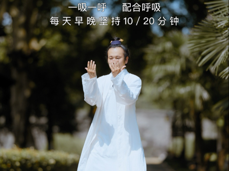 手臂举起来咔咔响的，一招改善它。一吸一呼配合，早晚十分钟。