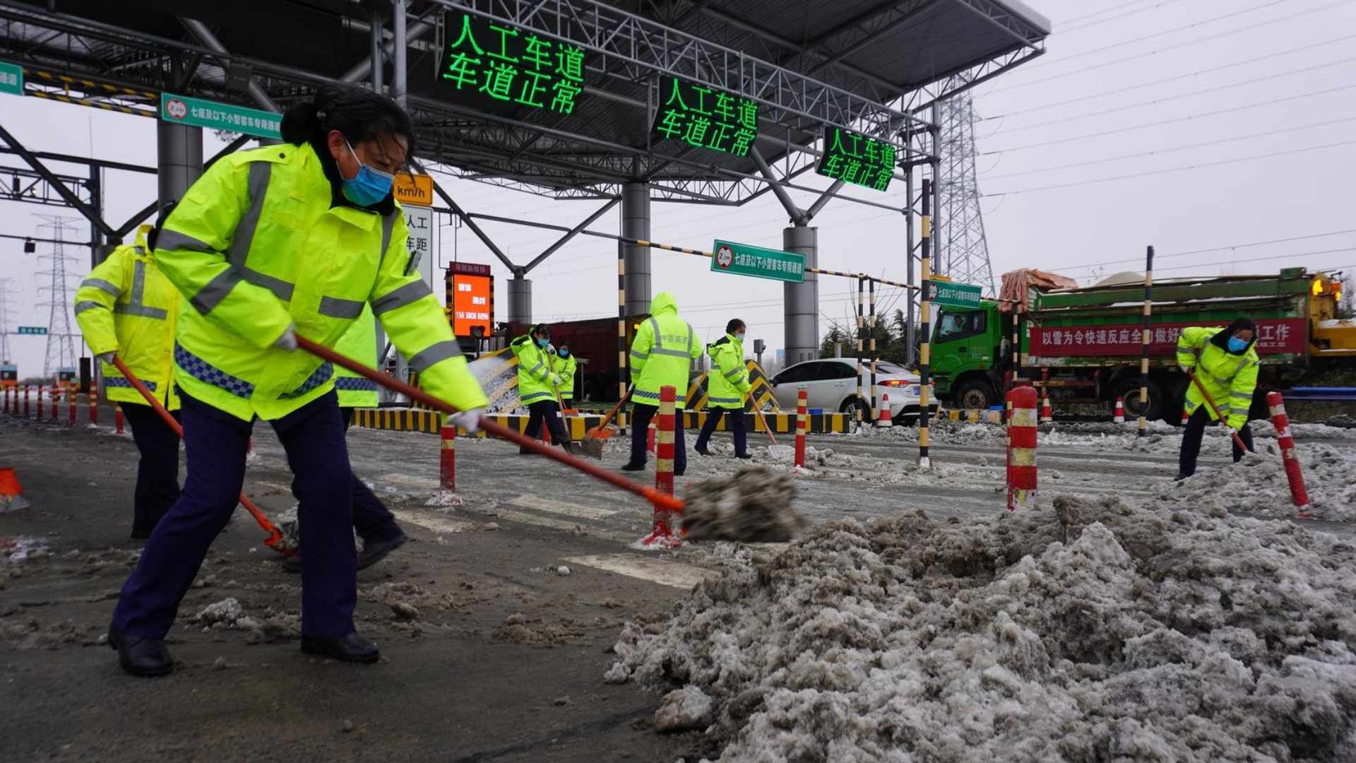 河南暴雪全省超八成高速收费站处关闭状态 有人堵车超10公里哔哩哔哩bilibili