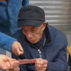 90岁老人摆摊收到100元假币，老人：是年轻妈妈带着孩子来买东西