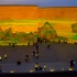 青绿千载，山河无垠。当夜幕降临，只有河南戏剧幻城328米长的夯土墙青峰叠障，绿水隐现，展开诗意画卷。