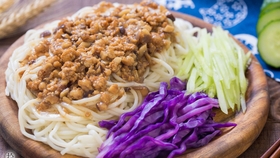 如何做出红色的面 79bd7644ae8ded73c85f9dc68e263f0bd0f5bcb6.jpg@280w_158h_1c_100q.jpg