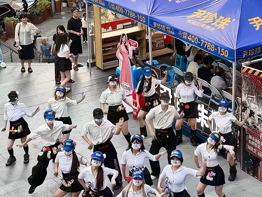 视频里面有一个人在捣乱