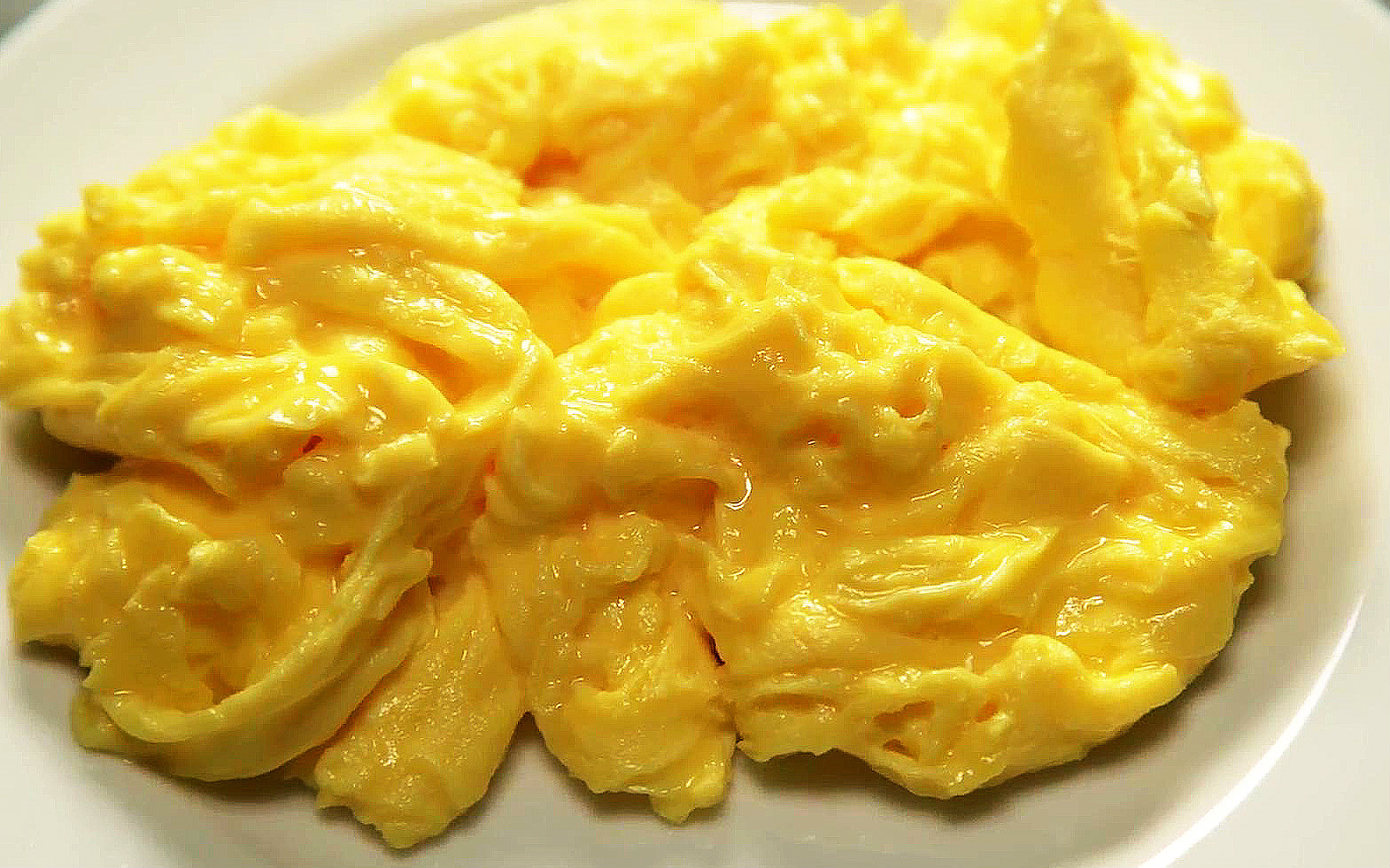煮鸡蛋时，蛋黄老“发黑”，是鸡蛋坏了吗？这2个原因或是关键_蛋白