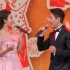 冯绍峰竟和别的女人同台演唱，台上甜蜜互动，网友：担心赵丽颖！