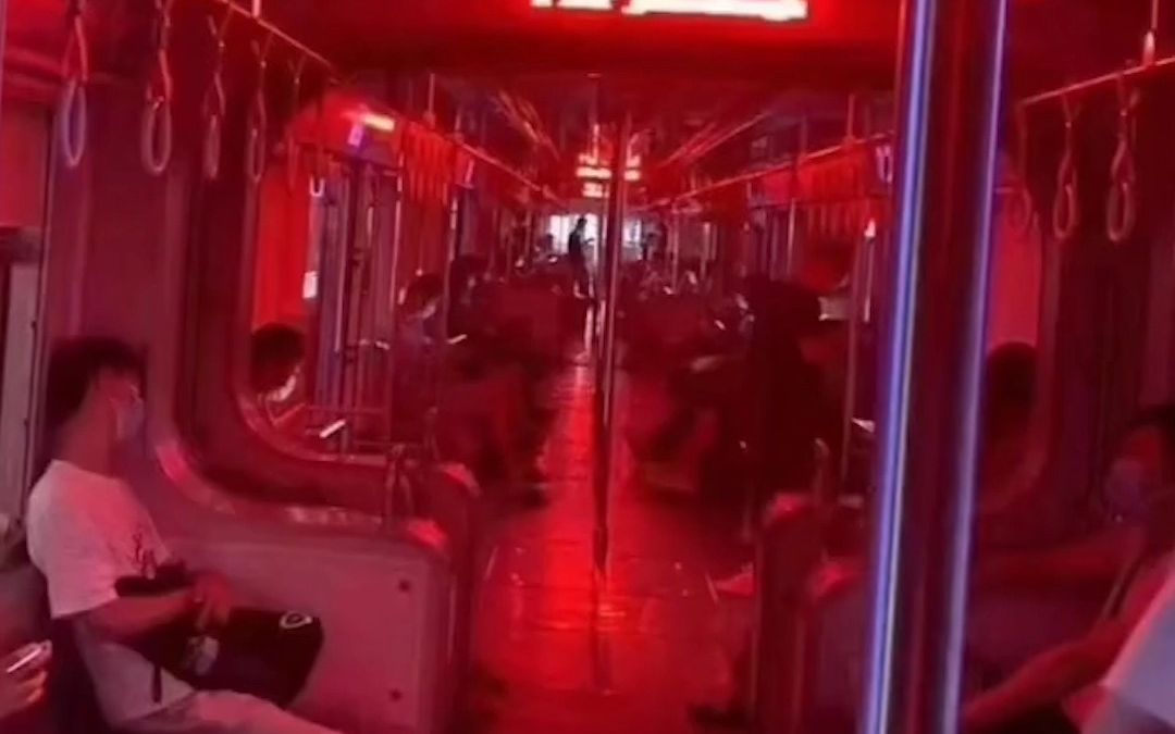 重庆地铁因限电关灯，网友：终于看见五彩斑斓的黑
