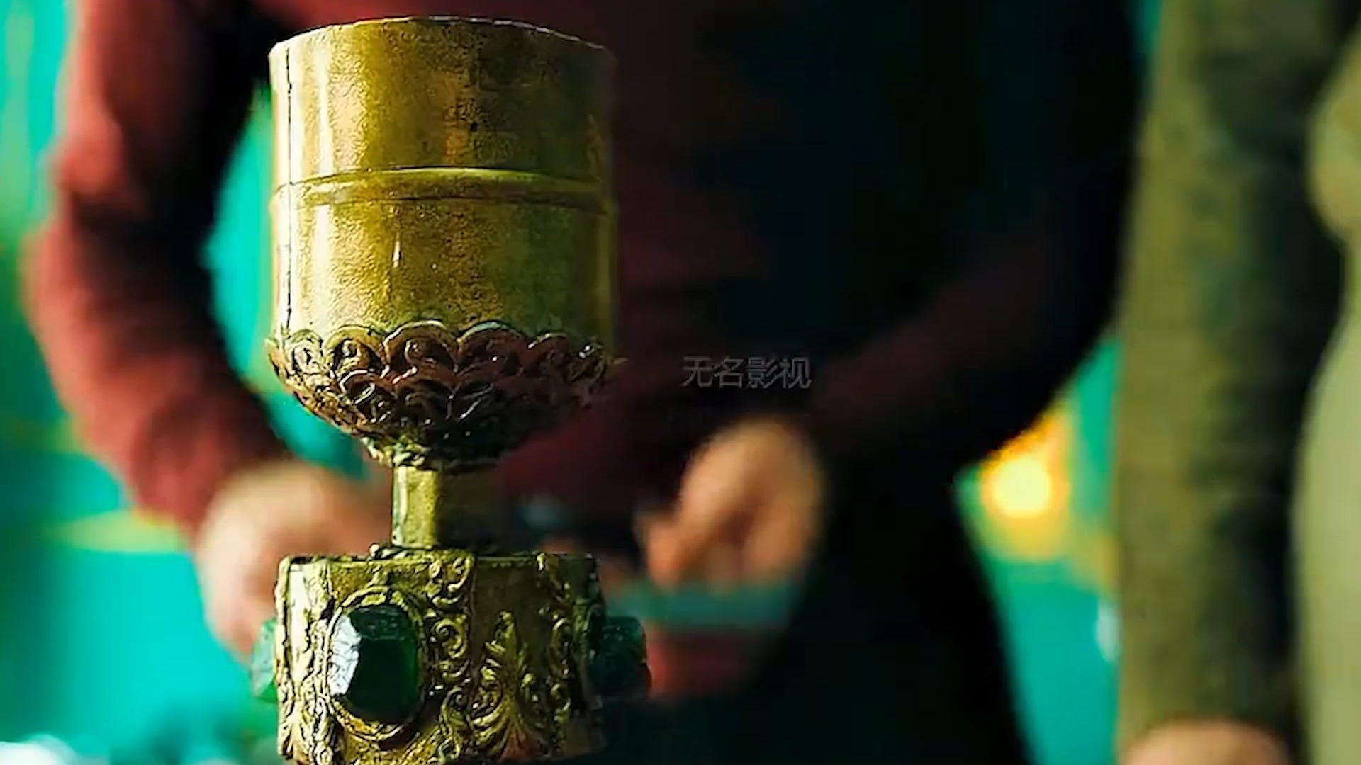 ” 男人掏出锤子砸向价值四万的古董，直到完全变形才停下来“《柏林》