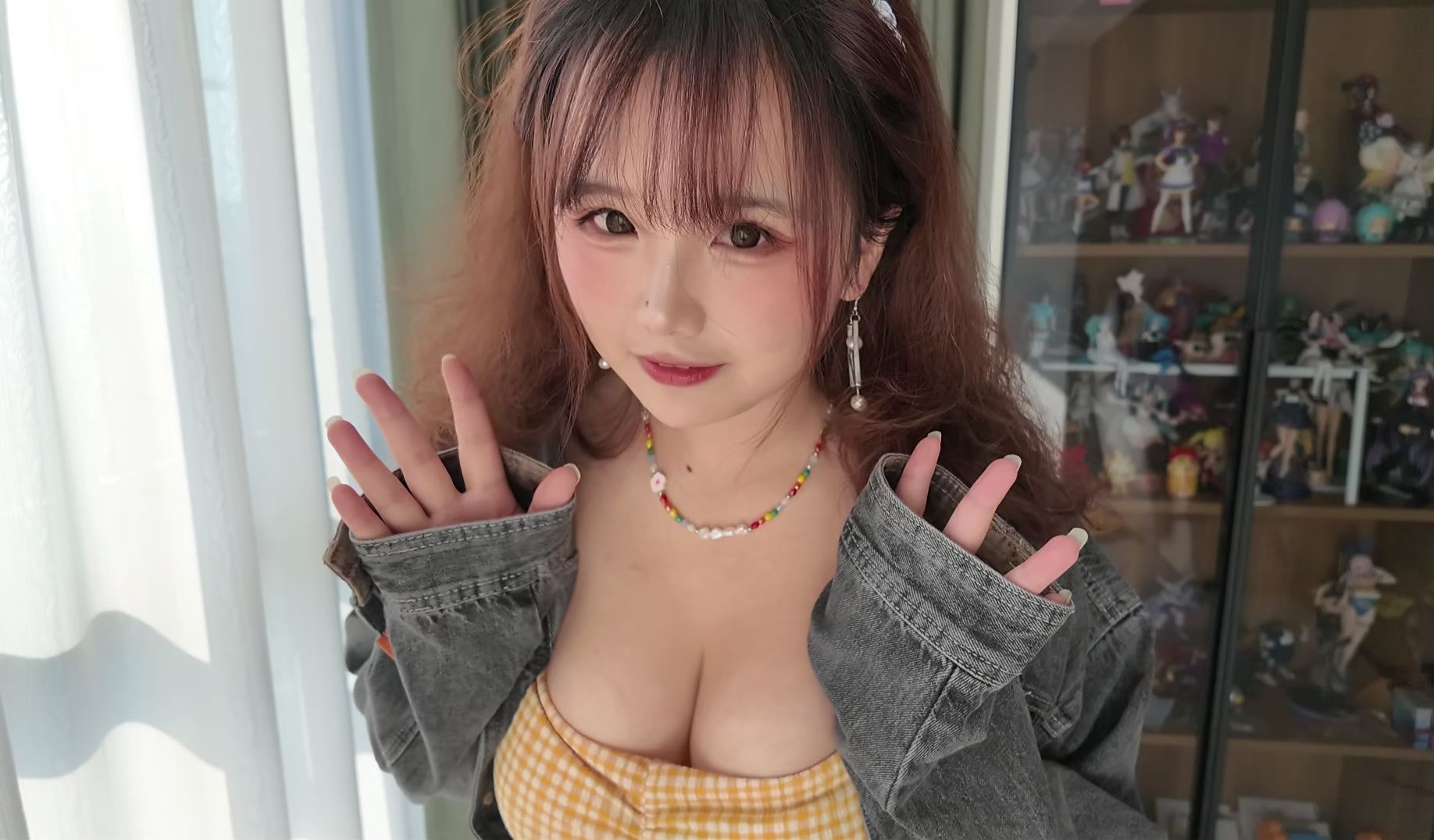 Shit yellow wearing two lumps