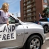 “让美国再次自由”？美国示威者驱车反隔离，护士站车前阻拦