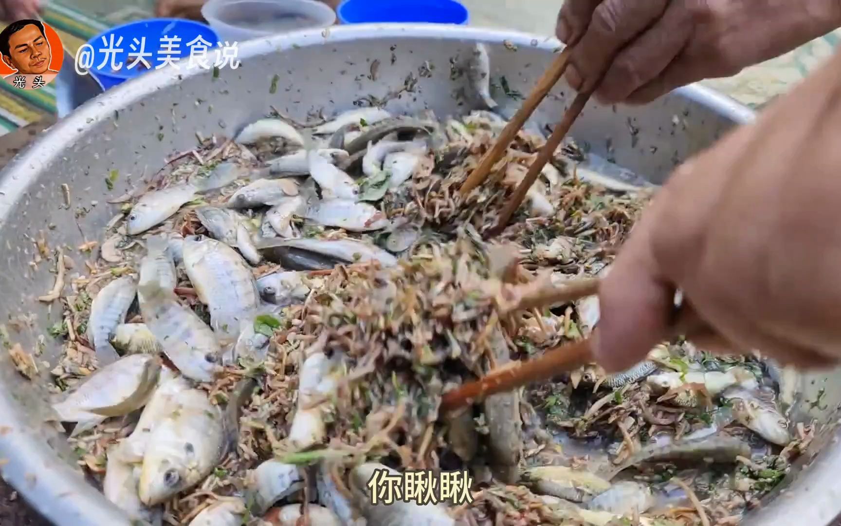 越南当地吃活鱼的习俗不经意让人毛骨悚然