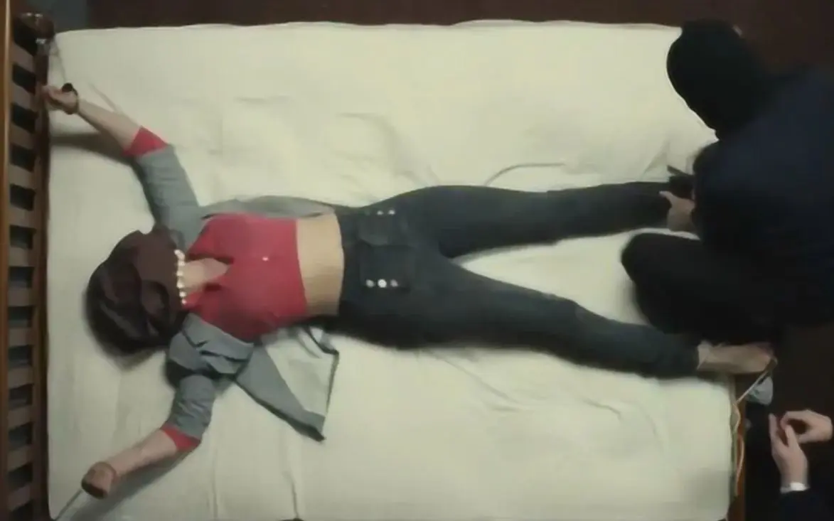 富家女被蒙面人绑架,当劫匪摘下头套后,女孩看到了一张无比熟悉的脸