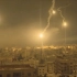 以色列发射大量的照明弹充斥着加沙的夜空