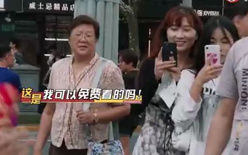 街头社死 刘雨昕杨迪在街头跳女团舞