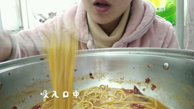 梦回餐桌，解析梦见与他人共食琼菜、鸡蛋与酸菜的深层含义