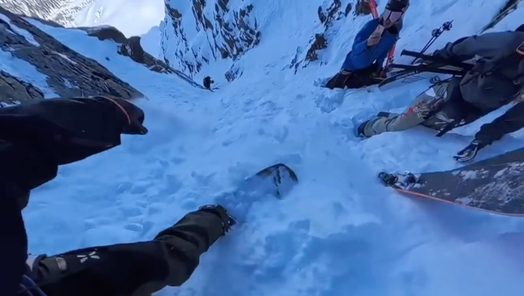 有粉丝说想看看极限玩家操作？人类怎么发现踩个木板就可以跳雪山的….
