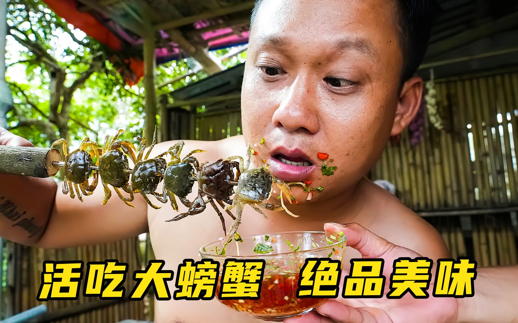 越南高端美食，大螃蟹直接活吃，一口一个嘎嘣脆，这味道绝了