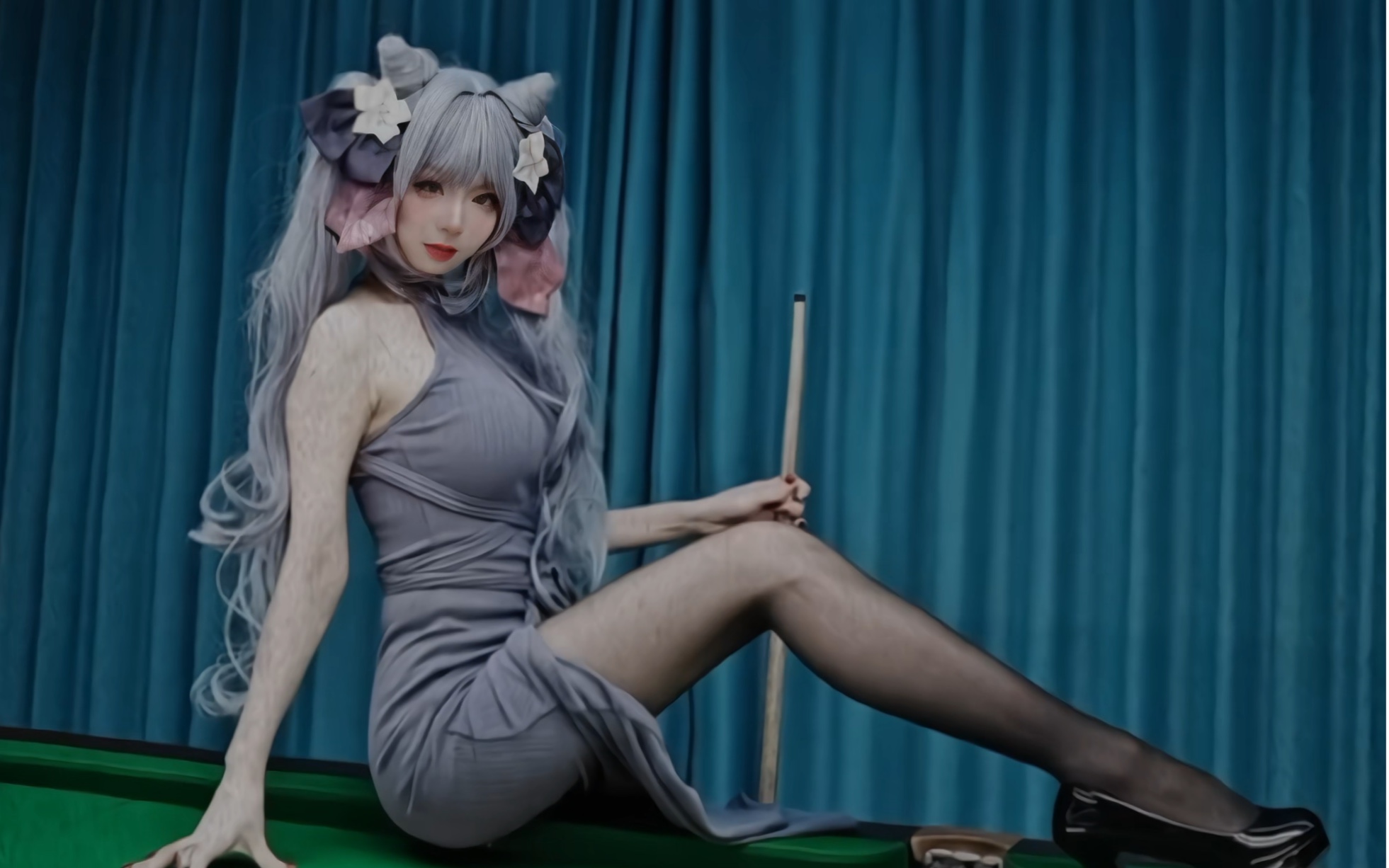 Kakaru plays billiards.