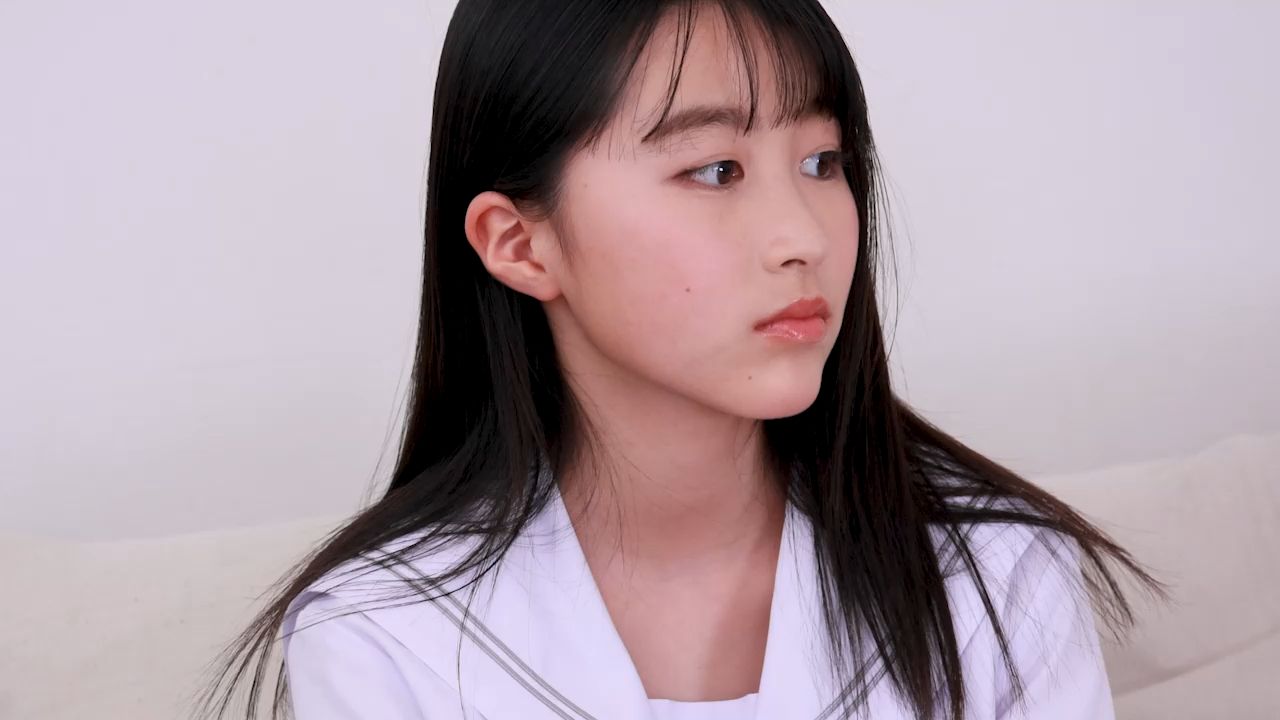 Sister Jing Yue Riao Makes Her Debut in School Uniform