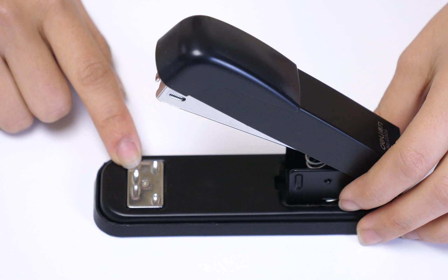 家里有订书机的要留意，我也是才发现，上面居然还有2个隐藏机关