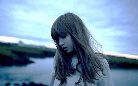 听着aimer的歌声,一切的防备都卸了下来!歌曲《星の消えた夜に》live!