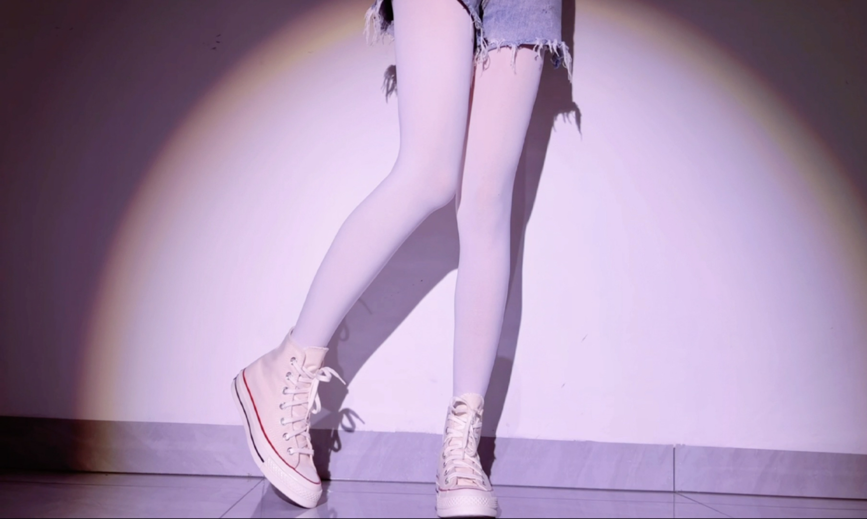 厚白加匡威帆布鞋是一种感觉