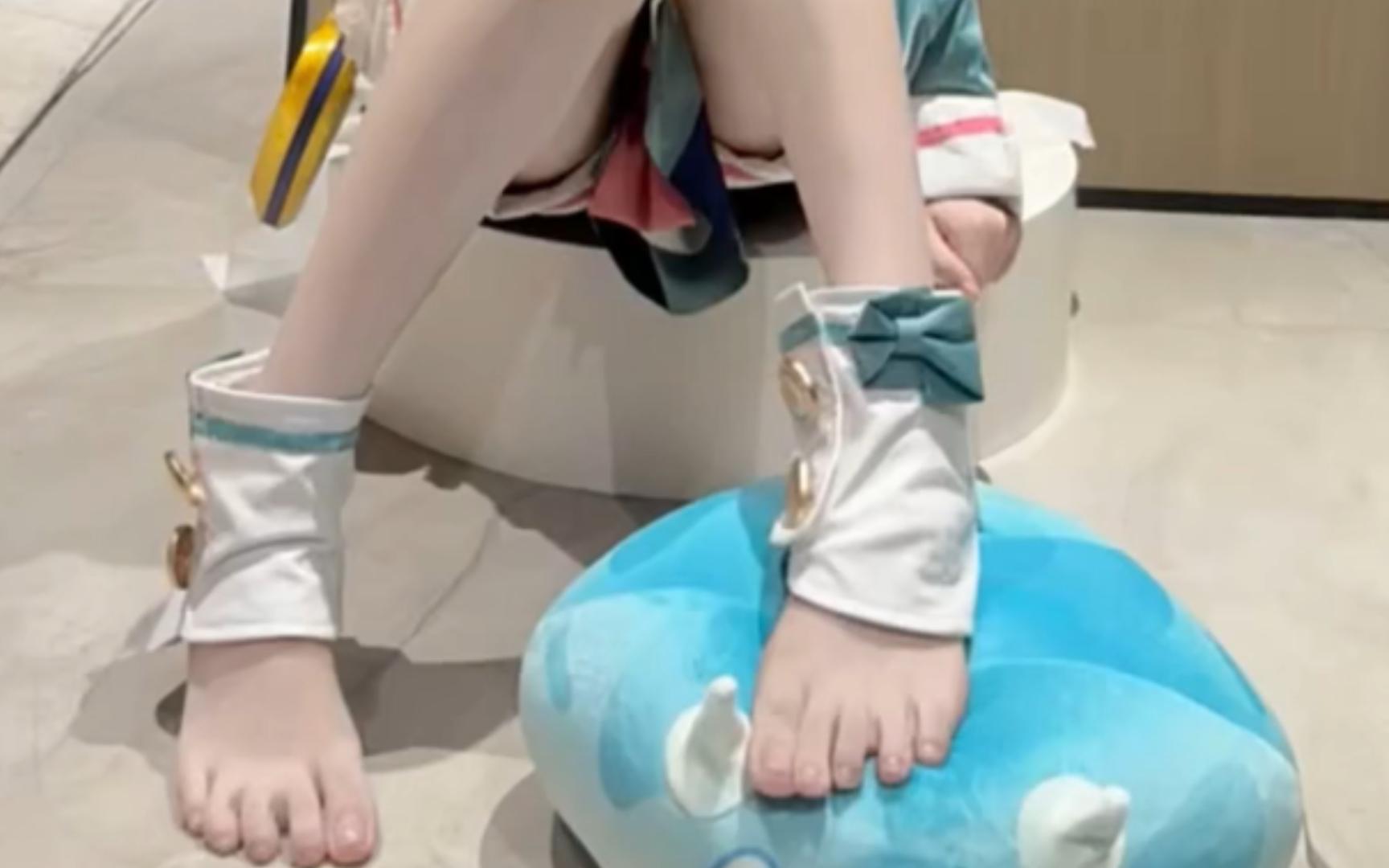 Travelers, if you're sick, you should call a doctor~ Sigmund Cos