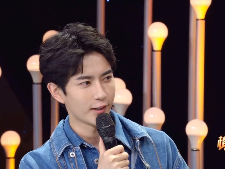 主持人出道的于朦胧，曾在中国传媒大学“新苗杯”主持人大赛获新疆赛区前三名