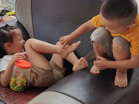 姐姐睡着了我来挠她的脚丫