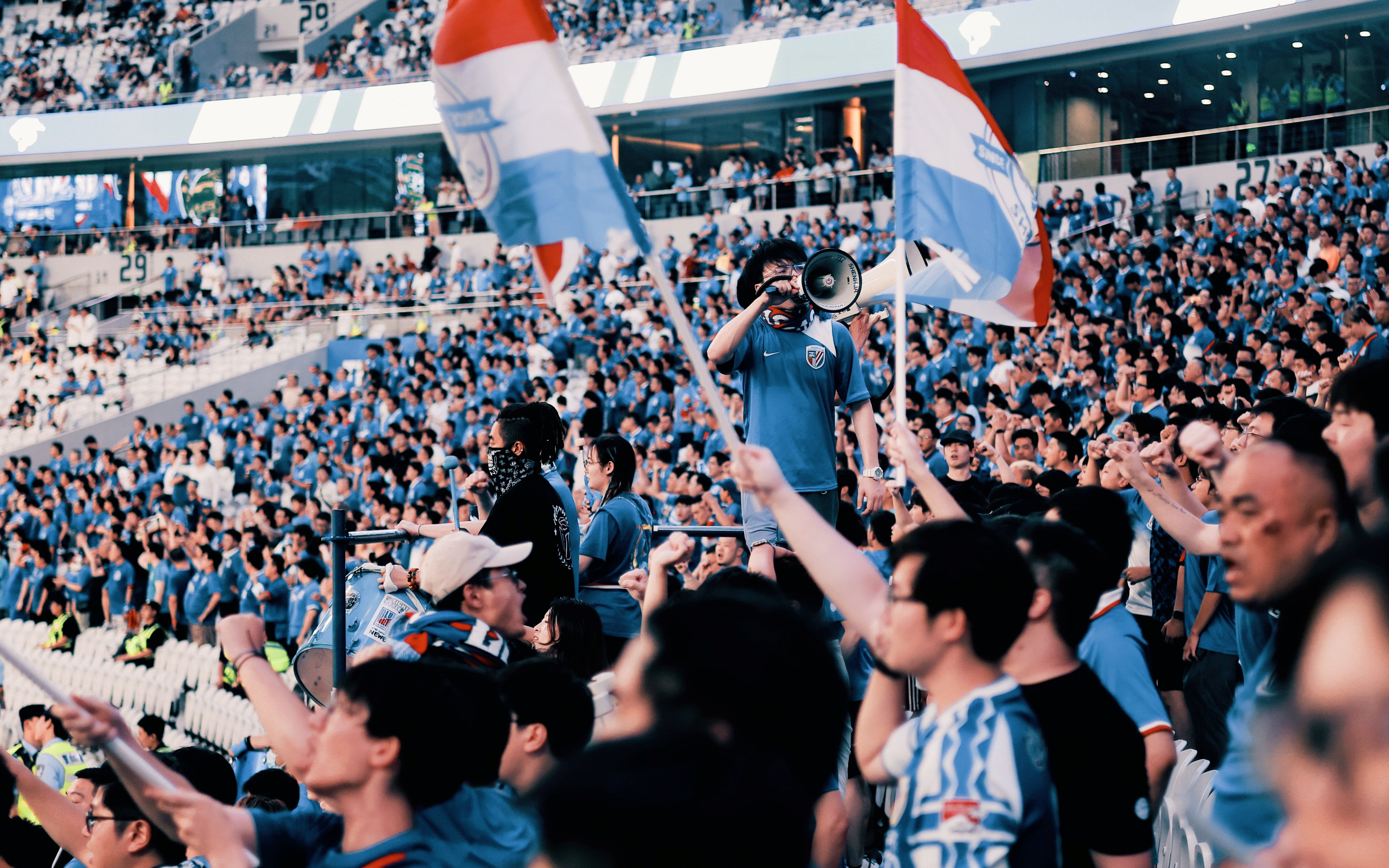 Shenhua 5-1 Zhejiang] 230725 Fans' cheering on the scene