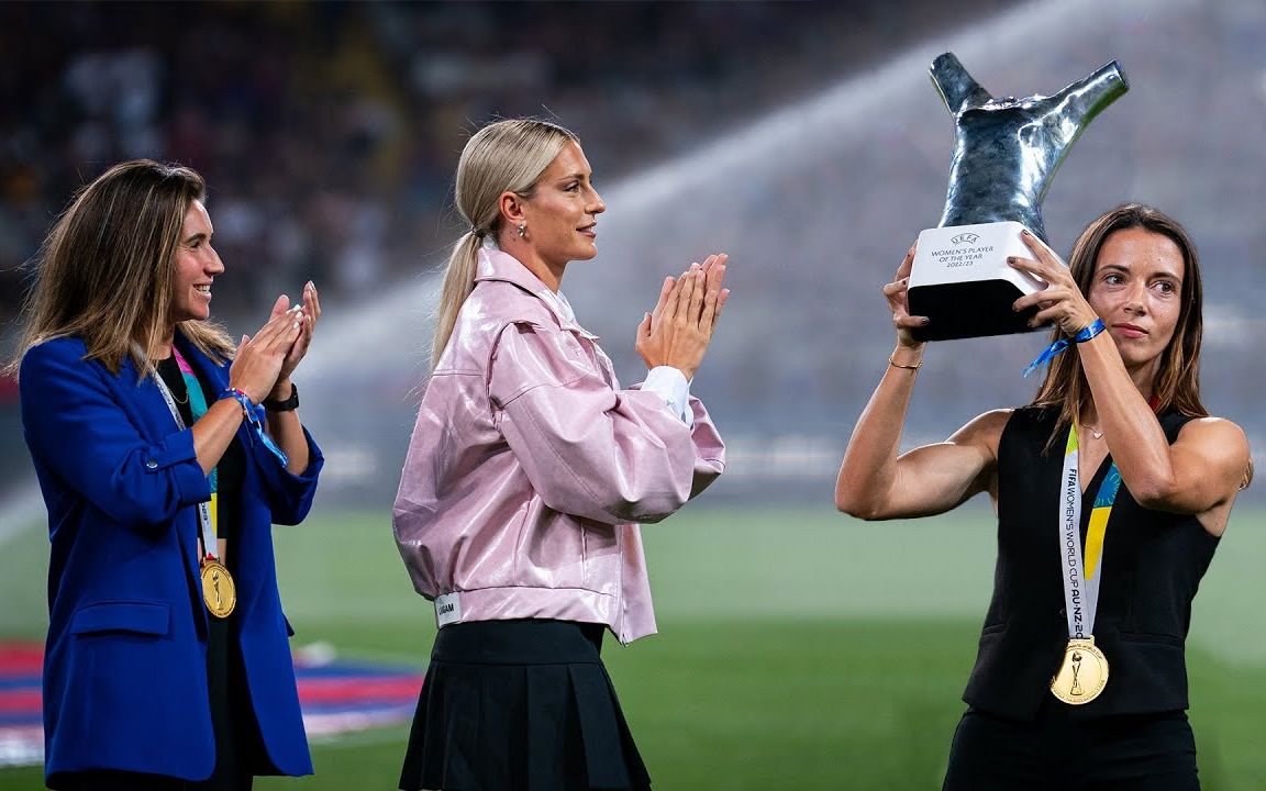 巴萨主场致敬女足队员，邦马蒂展示奖杯🏆