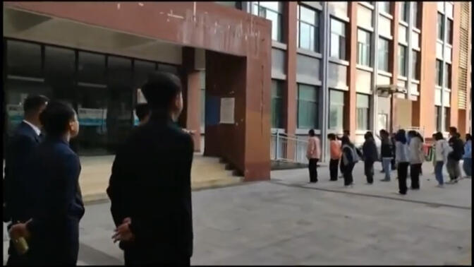 云南大学生模仿领导原视频