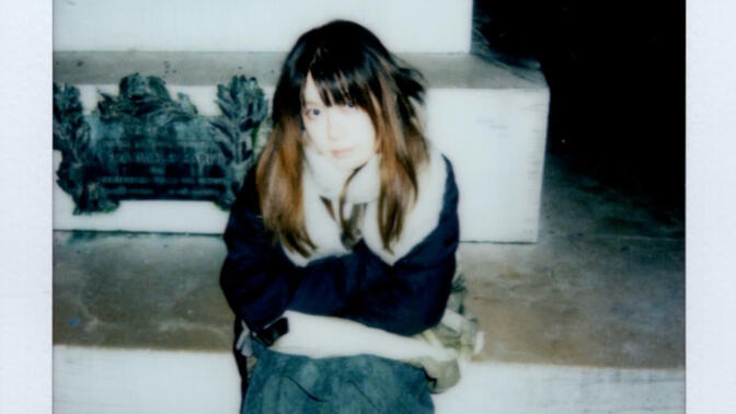 当举起手机变成一种生活日常，我们会选择记录下什么样的风景呢。以为异国明媚的风景会是手机里最特别的存在，但回忆常常捉弄，分不清名字的海和花园…反而那些更加…