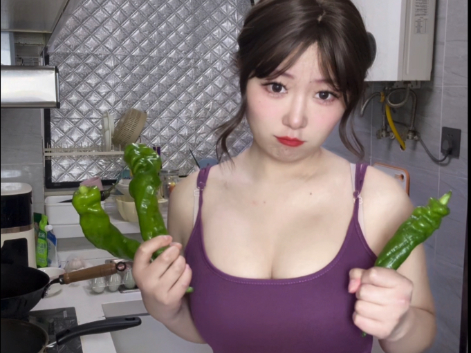 擂椒皮蛋｜大年初三不宜出门，宜在家被紫裙小付“擂”晕