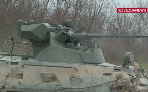 火与水：在俄罗斯加里宁格勒附近调动的BTR-82A战斗射击画面