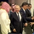 普京与沙特王储G20热情互动：击掌握手，开心大笑。来了，老弟。