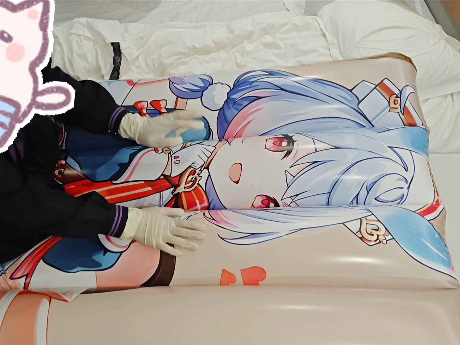 （原声）猫猫陪希格雯充气浮排玩，并且为她放气