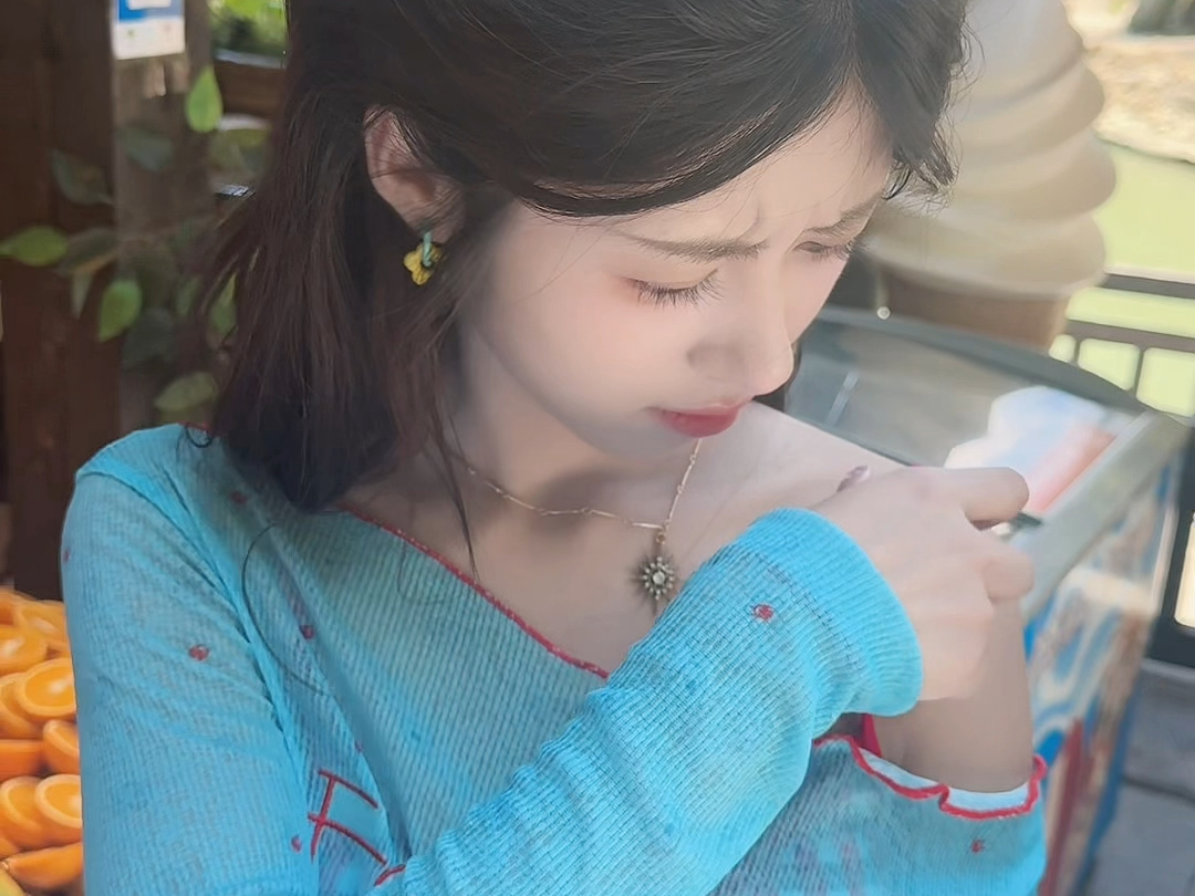 吴嘉茹你把衣服穿好呀