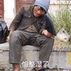 头一次见这么有自尊的流浪汉，买东西在外边等，有礼貌地谢谢美女姐姐