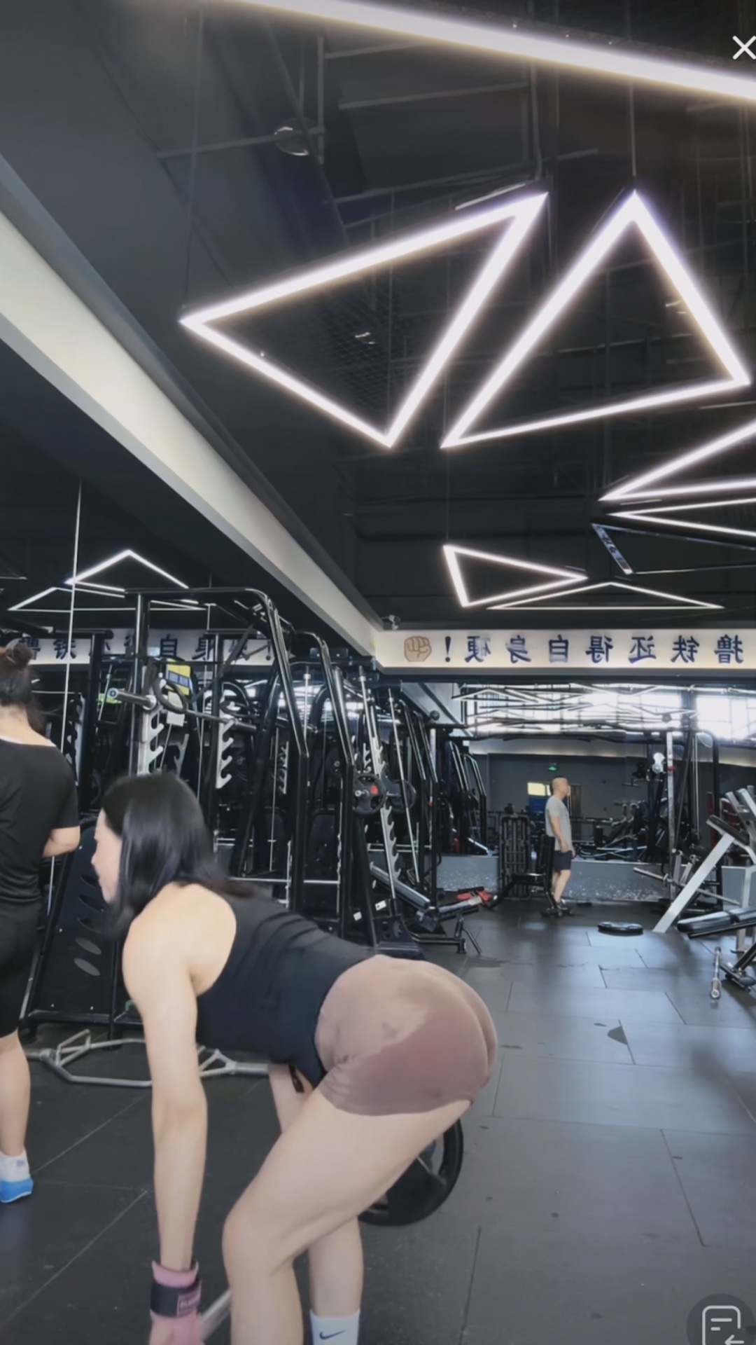 Local Fitness Female Bodhisattvas (30): gym straight leg hard pulls, bar lifting glute leg workout. (non-stop high energy, visual impact)