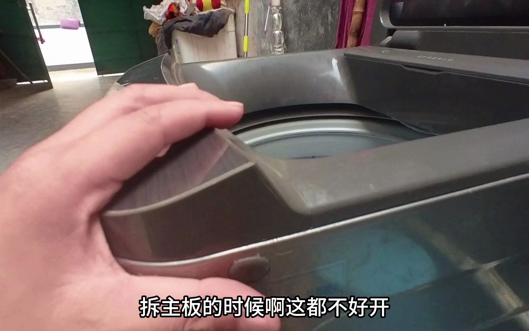 小天鹅水魔方波轮洗衣机的顶盖怎么拆，有很多人都不会，方法很简单