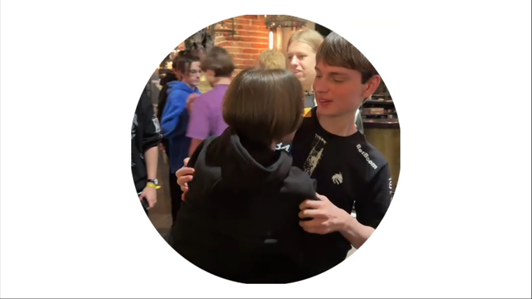 donk作为优秀毕业生回来探班学弟说是🤣