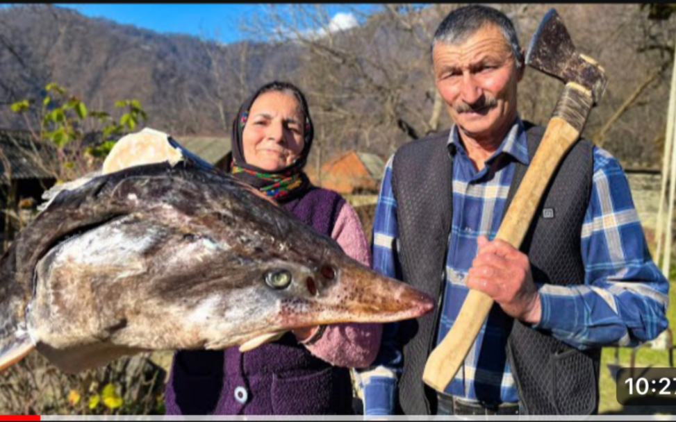 一个巨大的鱼头为全家人做的汤，遥远村庄的生活