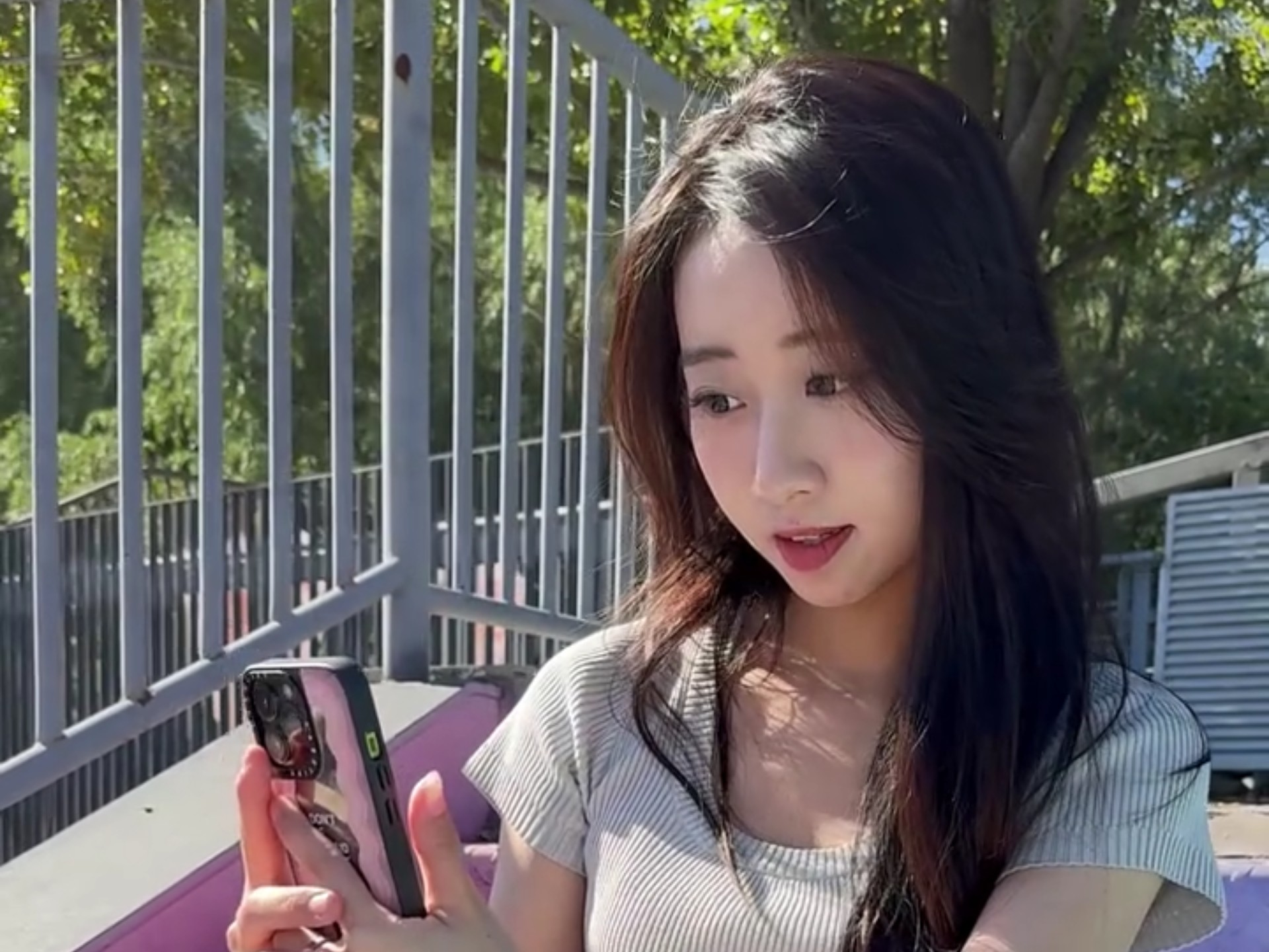 沉浸式观看瑜伽裤小姐姐街拍日常