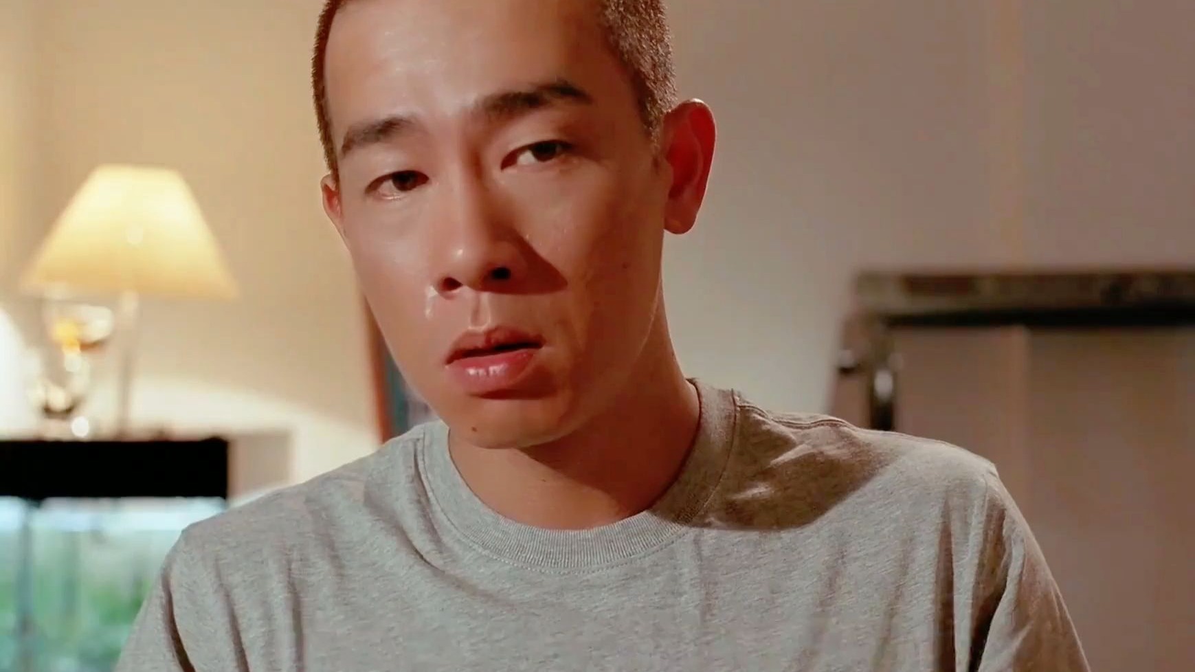 “反转到最后，他发现老婆每晚都诡异的对着电视，最后真的脑洞大开！”