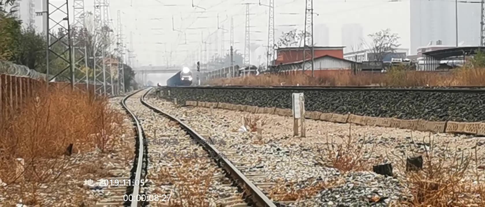 津山线天津市区段不多的货列从天津站方向开来加速通过开往塘沽