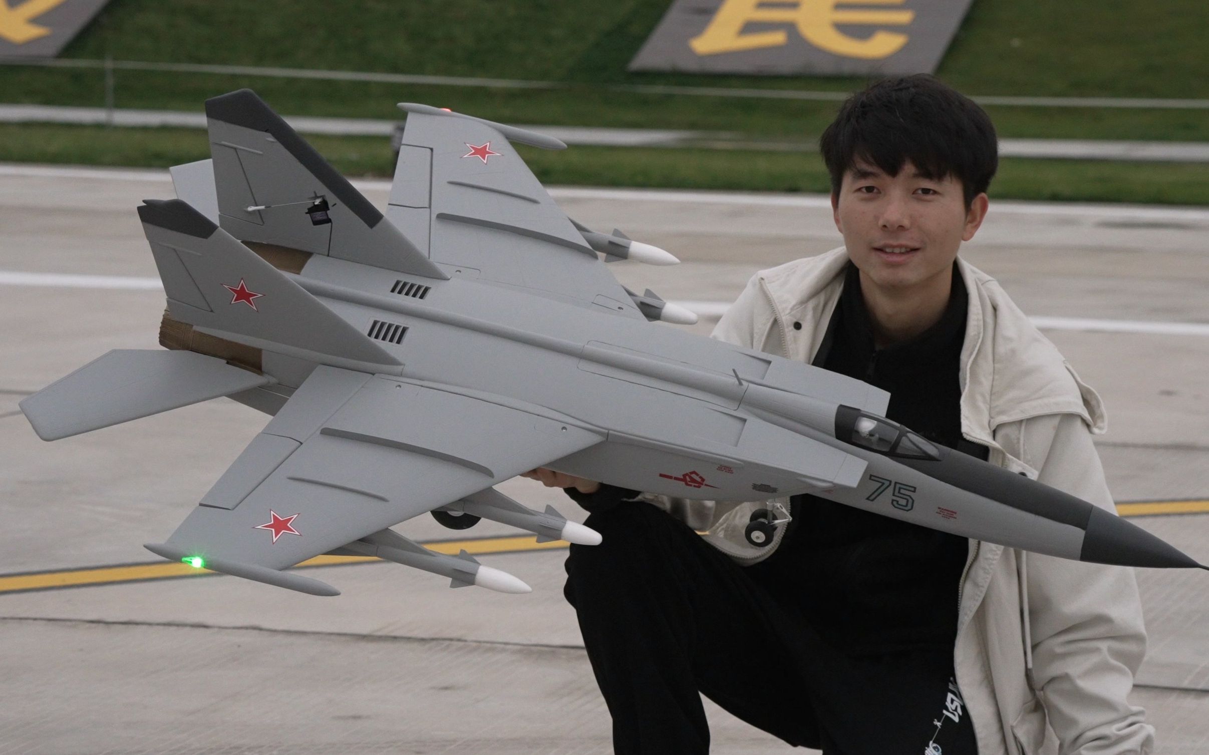 这才是男人的玩具，米格25“狐蝠”不锈钢战斗机【组装试飞】