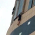 一女子从11楼跳下，竟看到10楼恩爱夫妻正在...