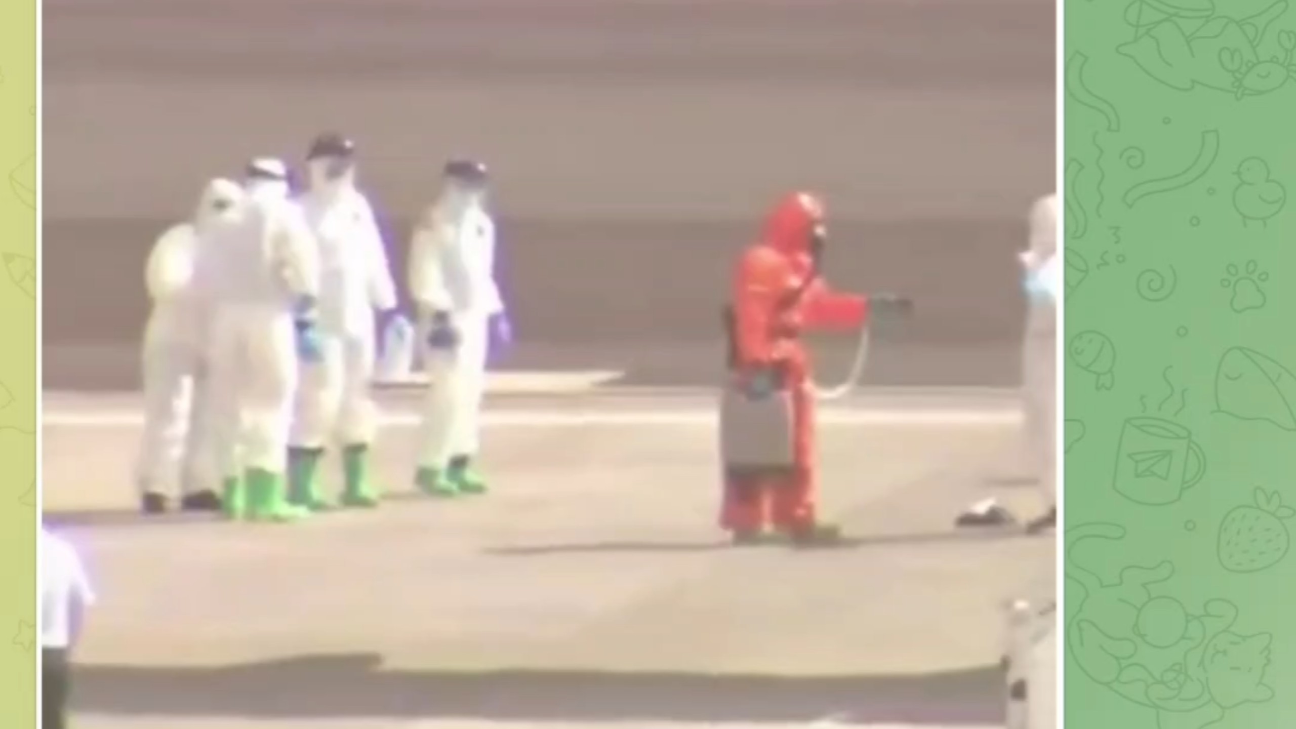 一名男子在拍摄汉坦病毒相关场景时意外闯入镜头！