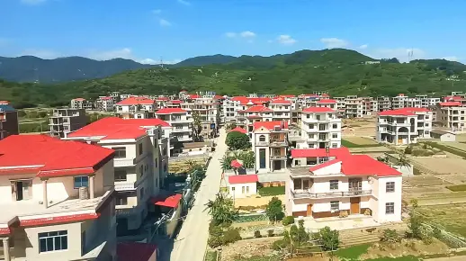 火车开进福建，看看福建农村的房子，在国内算什么水平？