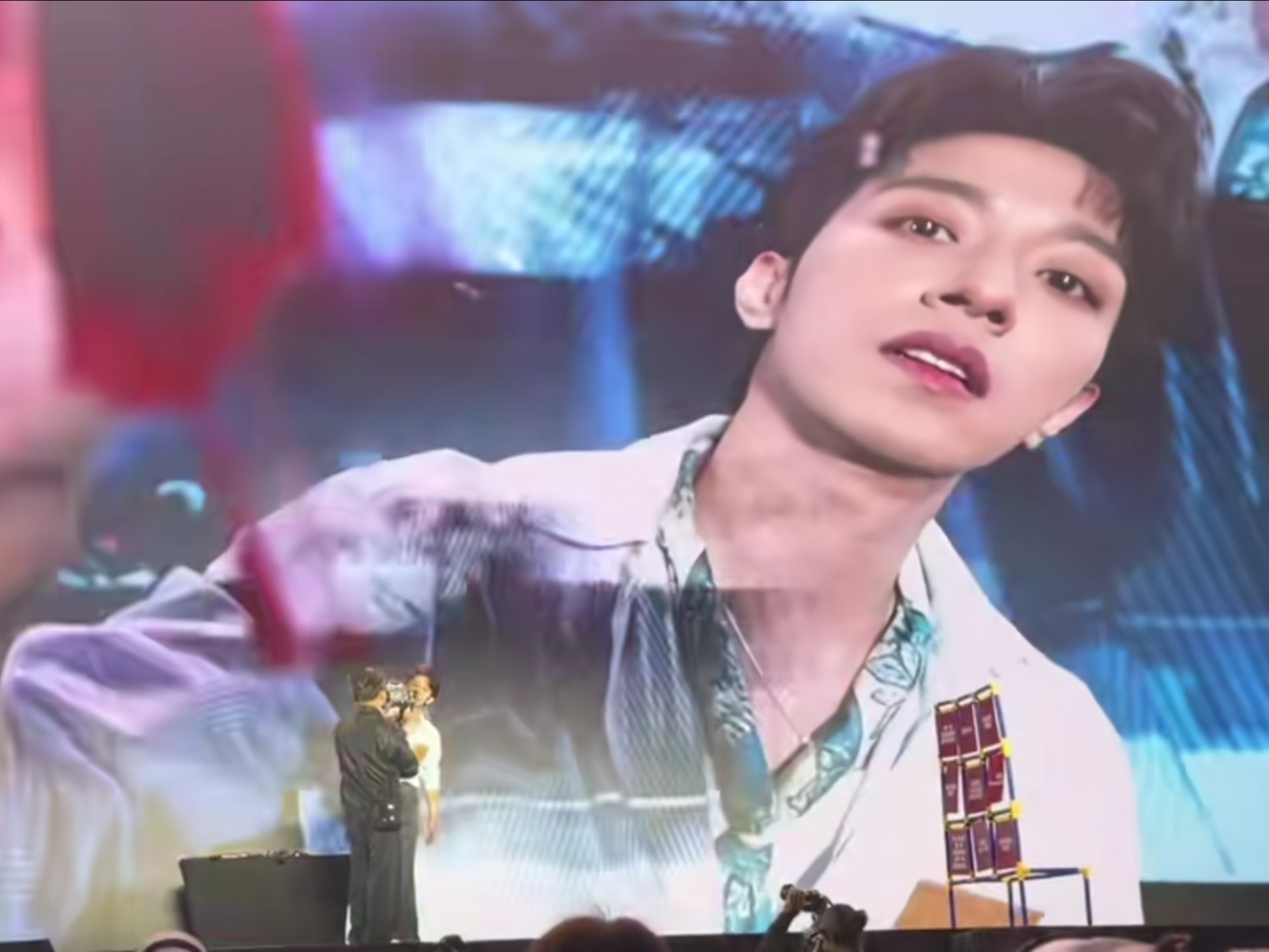 沛恩重庆见面会名场面：绝美镜头签，天呐！动作不大，怎么那么迷人，沛恩你好像不知道自己那么迷人，而且还好有礼貌，签完了之后，还对摄影师点头弯腰表示感谢～