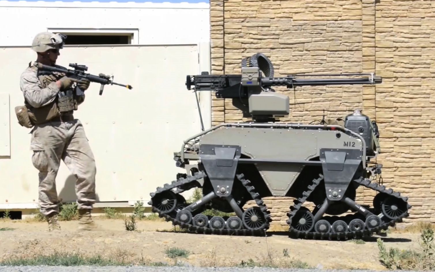 美军投入先进的战斗机器人和无人机进行演练